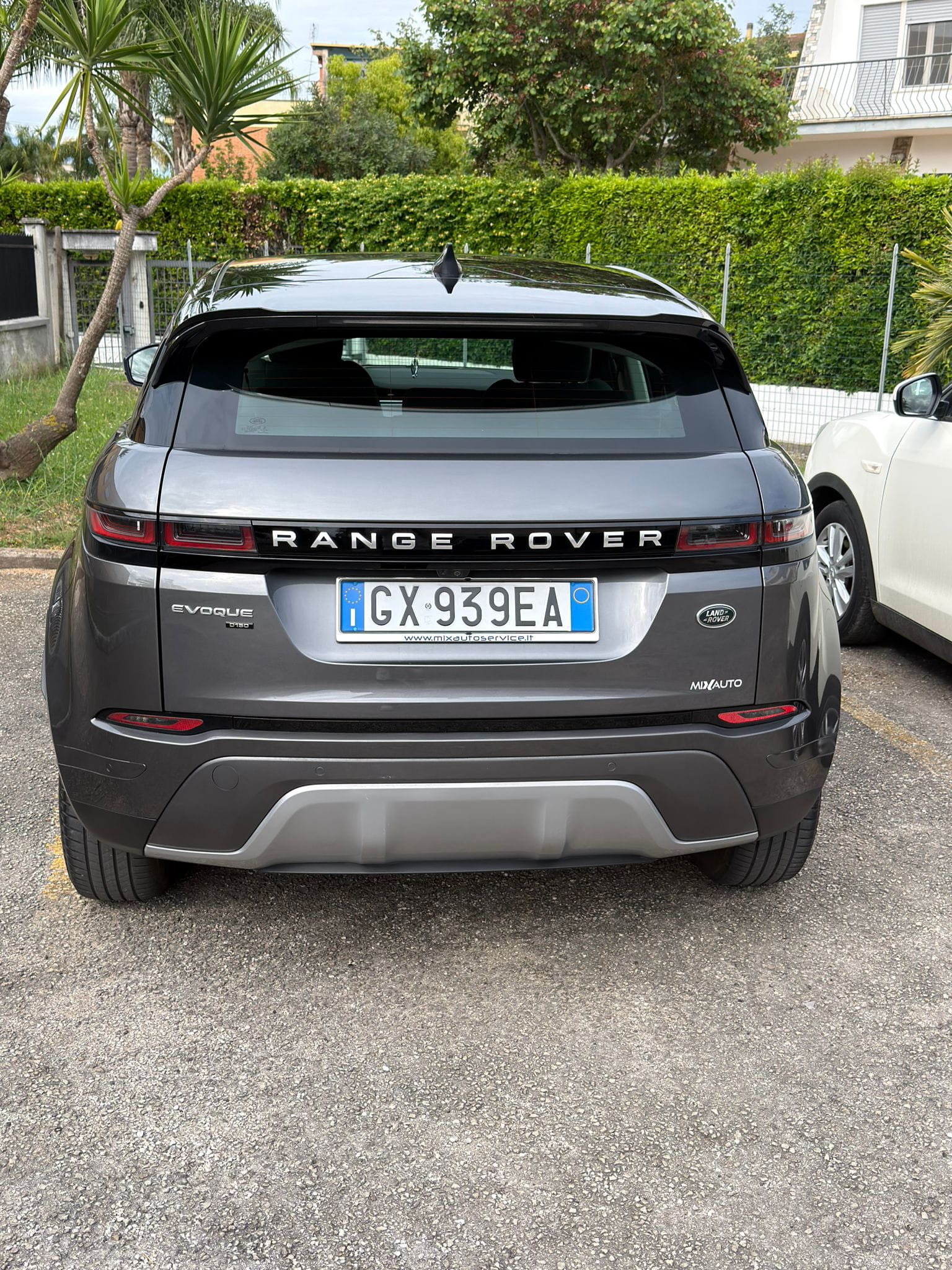 visione posteriore Range Rover usata latina
