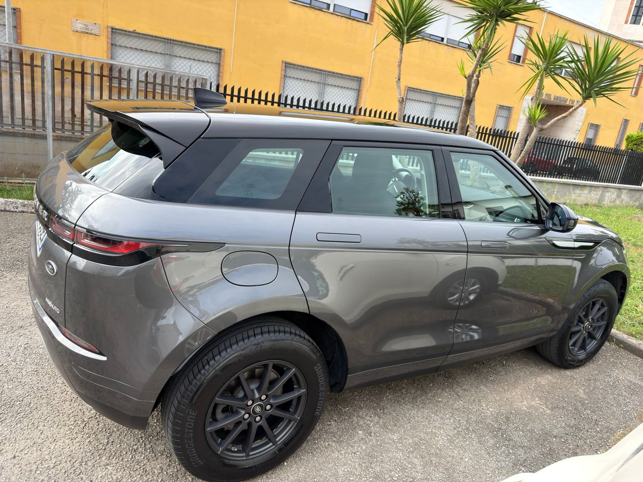 visione laterale Range Rover latina