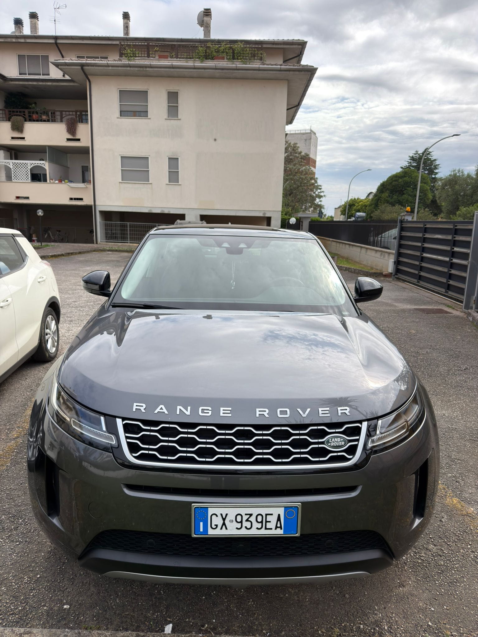 Range Rover Evoque usata visione frontale disponibile a latina